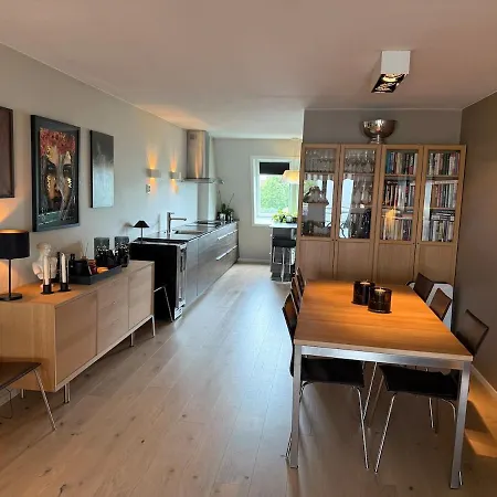 Nyrenovert Toppleilighet Midt I Sentrum, Naer Kollektivterminal Διαμέρισμα *